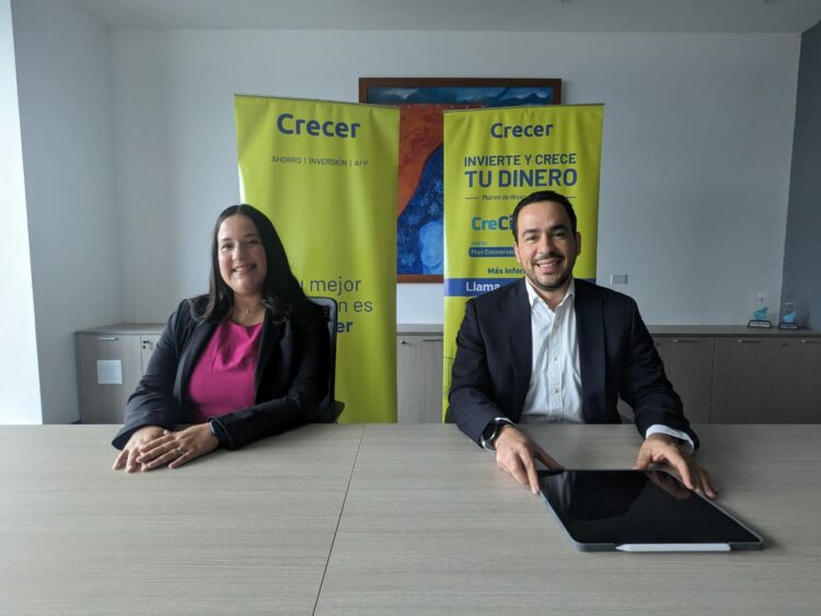 Ingrid Segovia, analista de Inversiones de AFP Crecer; y Marcelo Guerra, director de inversiones de AFP Crecer.