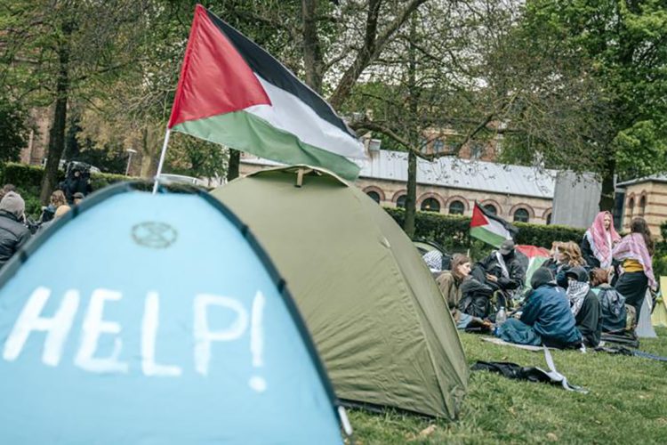 Apoyo. Las comunidades estudiantiles apoyan a los palestinos que viven a diario los enfrentamientos entre Israel y Hamás en Gaza.  Foto AFP.