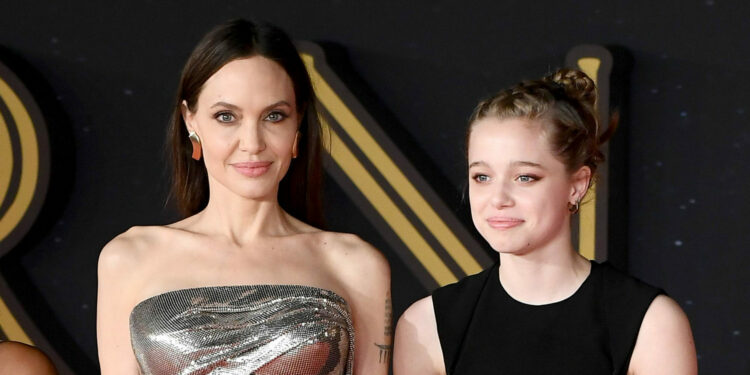 Angelina Jolie con sus dos hijas Shiloh Jolie Pitt y Zahara scaled e1653936837330