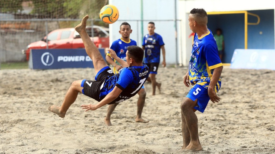 San Marcelino le quitó el invicto a Apulo y ambos lideran el grupo B de la Liga de Fútbol Playa. 