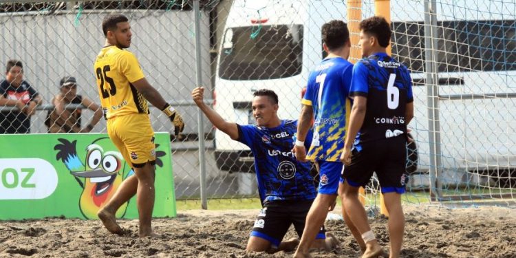 San Marcelino le quitó el invicto a Apulo y ambos lideran el grupo B de la Liga de Fútbol Playa.