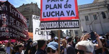 Protestan contra reformas del presidente de Argentina