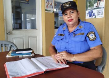 Candelaria saca adelante a sus hijos como agente del CAM