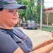 Damaris ofrece la minuta con pan francés
