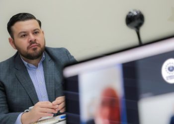 Excomisionado presidencial y cómplice seguirán en detención