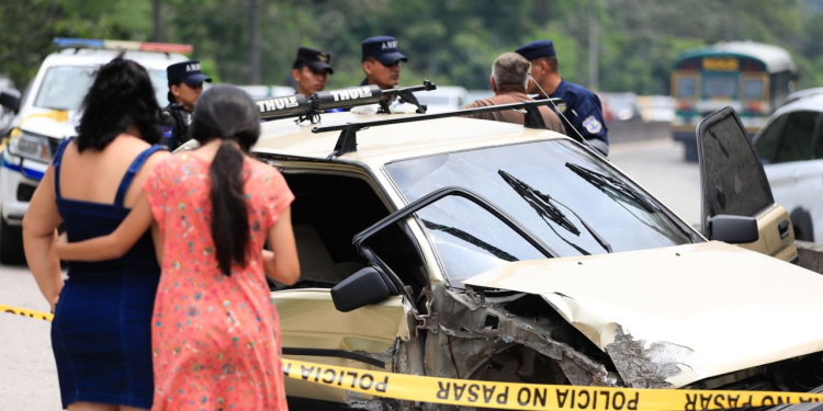 Samuel Huezo falleció en un accidente de transito esta mañana, luego que una llanta de su vehículo estalló, perdió el control del automotor. /Foto: Francisco Campos / Diario El Salvador