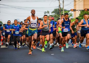 Familias salvadoreñas participan en la maratón Bicentenario de la Fuerza Armada