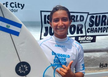 Julissa Moody brilló en el ISA World Junior Surfing Championship