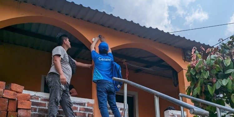Certificación. Censistas visitaron ayer varias zonas de San Salvador y
colocaron una calcomanía a la vivienda censada.