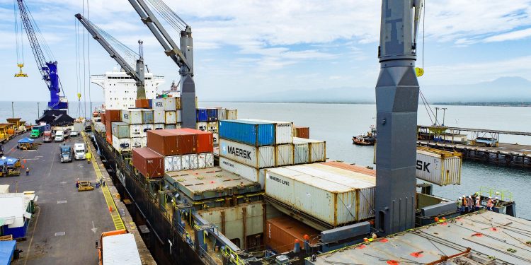 El puerto de Acajutla, la principal terminal marítima de El Salvador, continúa mostrando cifras de crecimiento en el movimiento de mercancías. Foto / Diario El Salvador.