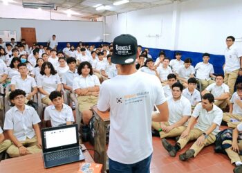 Jóvenes de Usulután aprenden a minar bitcoin 
