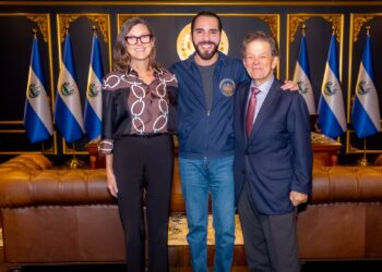La CEO de ARK Invest discutió oportunidades de inversión con el presidente Nayib Bukele