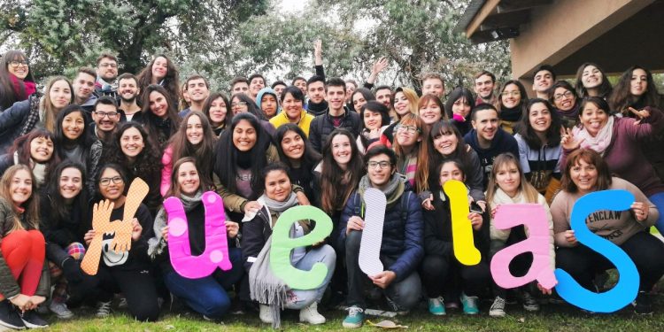Grupo de jóvenes voluntarios que forman parte de la Fundación Huellas.