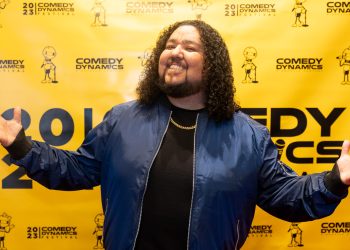 «Hoozay», el comediante salvadoreño que brilla con su Stand Up en EE. UU.