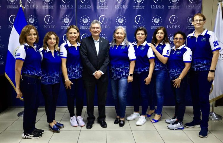 Los representantes de los equipos de maxibaloncesto, recibieron el Pabellón Nacional de manos del gerente legal de INDES, Roberto Calderón. Fotos/INDES