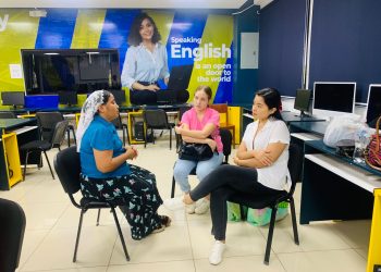 Voluntarios universitarios enseñan inglés a jóvenes de bachillerato