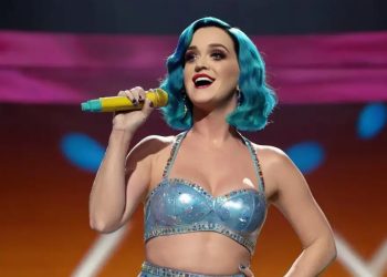 Katy Perry causa confusión al colgar fotos falsas de la gala Met en Nueva York
