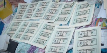 Capturan a 30 personas que falsificaban billetes de $20 en El Salvador