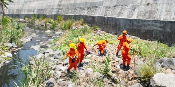 Bomberos realiza limpieza en 11 quebradas para evitar inundaciones en 25 comunidades