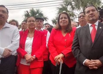 Guillemo Mata (primero de derecha a izquierda), junto a exdirigentes del partido FMLN.