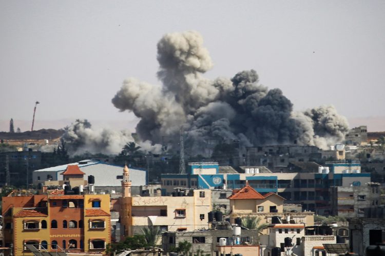 Inestable. Las familias sufren por los bombardeos. Foto AFP.
