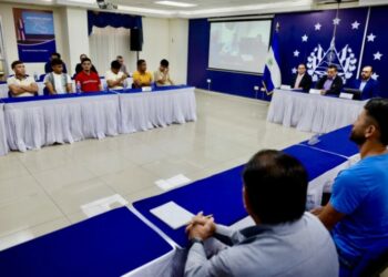 El ministro de trabajo, Rolando Castro se reunió con los jugadores de la Liga Mayor