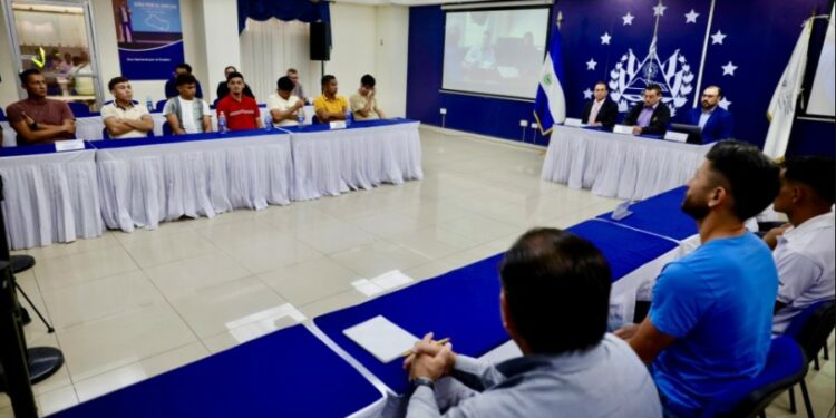 El ministro de trabajo, Rolando Castro se reunió con los jugadores de la Liga Mayor