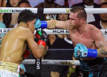 «Canelo» Álvarez vence a Munguía y retiene sus títulos de campeón supermediano