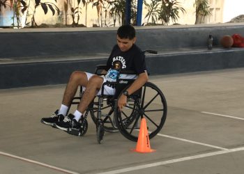 Héctor se rehabilita en el ISRI después de estar tres meses en el hospital 