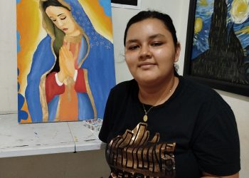 Diana hace sus pinturas solo con una mano