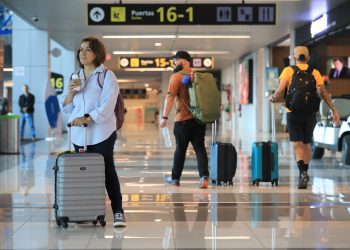 Flujo de pasajeros en el aeropuerto de El Salvador aumentó un 33 %