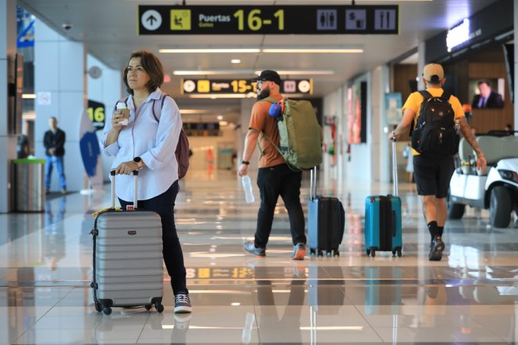 El   Aeropuerto Internacional de El Salvador  atiende un aproximado de 16,000 pasajeros de llegada, salida y conexión cada día. Foto / Diario El Salvador.