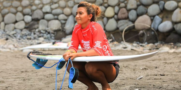 Julissa Moody surfista salvadoreña. Foto: Diario El Salvador.