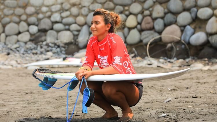 Julissa Moody surfista salvadoreña. Foto: Diario El Salvador.