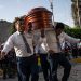 Los «bailarines de la muerte» que cargan féretros y desafían al dolor en Perú