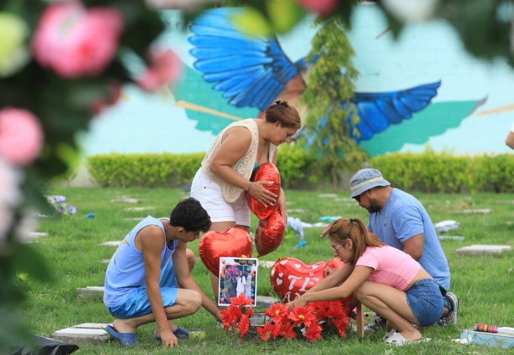 La familia
Tobías adornó
con globos,
flores y
fotografías
a su madre,
suegra y
abuela. Fotos David Martínez, Francisco Campos, Édison González y  Juan Carlos Díaz,