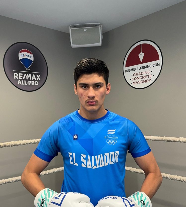 El boxeador Sammy Contreras se está preparando en Tailanda para disputar el último eliminatorio hacia París 2024. Foto/Fesalbox