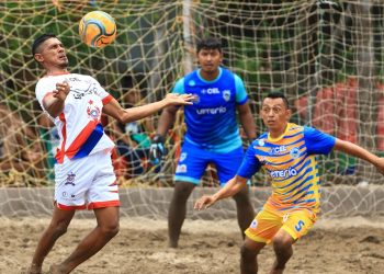 La Pirraya pasea en canoa en la Liga de Fútbol Playa