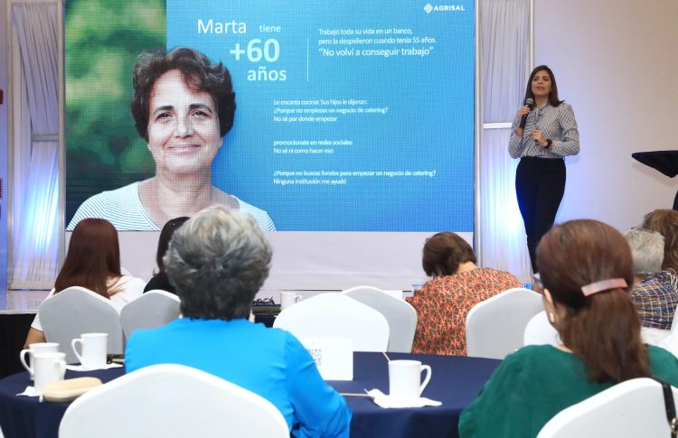 Ana Hernández, gerente de Innovación y Desarrollo de Negocios de Agrisal, anunció que realizarán una serie de actividades para empoderar a las personas adultas en el país. Foto / Guillermo Martínez.
