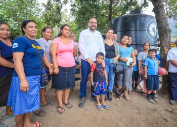 Gobierno de El Salvador garantiza agua potable a familias en lago de Coatepeque