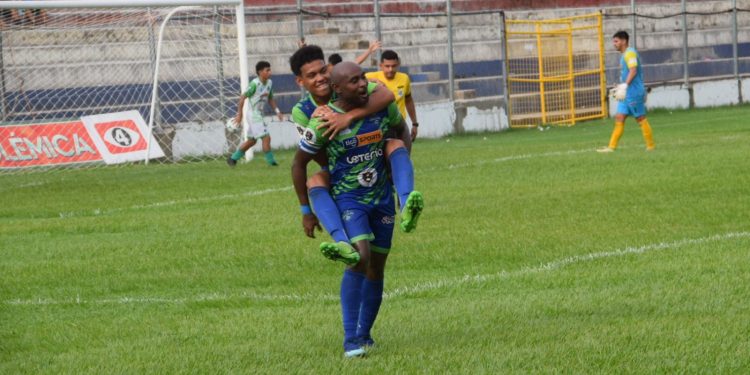 Josielson Moraes anotó dos goles para Usulután en la victoria 5-2 sobre Santa Tecla. Foto: Usulután.