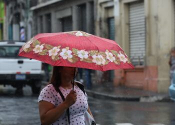 Prevén lluvias por posible depresión tropical