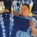 Gladis le apuesta a ser la referente en prendas de añil en La Paz