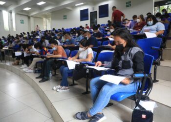 El Salvador se une a la tendencia global de establecer créditos académicos para los estudiantes universitarios