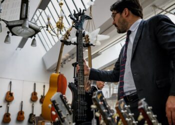 Un instrumento del bajista de The Who subastado en Francia en 17,000 dólares