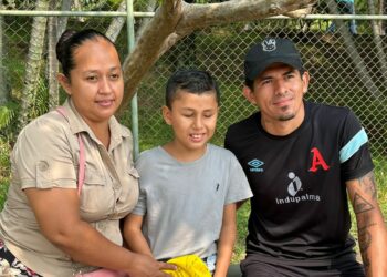 Niño talento musical cumple su sueño de conocer a Mario González, portero de Alianza