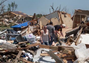 Destrucción. Los residentes revisan los daños después de que un tornado arrasó en Iowa.  Foto AFP.