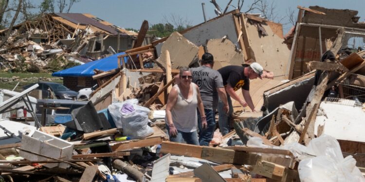 Destrucción. Los residentes revisan los daños después de que un tornado arrasó en Iowa.  Foto AFP.