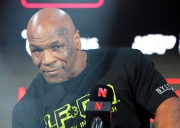 Mike Tyson dice sentirse al «100 %» tras ser atendido en un avión