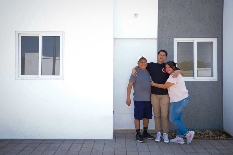 Steve Quijada hizo realidad su sueño que era tener casa propia. Foto / Diario El Salvador.